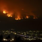 Vista desde Ribadavia (Ourense) del incendio que se inició en la localidad gallega de Carballeda de Avia.