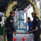 La Policía Nacional resguarda el recorrido de la Virgen del Cisne para garantizar la seguridad de los fieles.