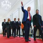 El presidente de EE.UU. Donald J. Trump, y el presidente de Ucrania, Volodymyr Zelensky, con autoridades en la Casa Blanca en Washington, DC, EE. UU., el 18 de agosto de 2025.