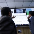 Mario Ruiz, director del IG, le explicó al alcalde de Rumiñahui, Fabián Iza, la situación del volcán Cotopaxi.