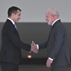 El presidente de Brasil, Luiz Inácio Lula da Silva (d), recibió a su homólogo de Ecuador, Daniel Noboa, este lunes 18 de agosto en Brasilia (Brasil).