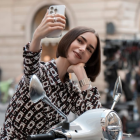 La moda sigue siendo protagonista en Emily en París temporada 5.