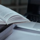 Lenguaje digital y cultura pop: el Cambridge Dictionary reconoce palabras de TikTok y YouTube como parte del inglés moderno