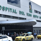 En el Hospital del IESS Quito Sur, que se inauguró en diciembre del 2017, decenas de ciudadanos esperan para ingresar.