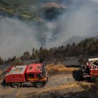 Efectivos de la Unidad Militar de Emergencis (UME) trabajan en las labores de extinción del fuego en la parroquia de Bendollo (Quiroga) que ha quemado más de 20.000 hectáreas en las comarcas orientales de las provincias de Ourense y Lugo.