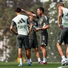 El DT español Xabi Alonso (c) debutará como entrenador blanco en LaLiga española.
