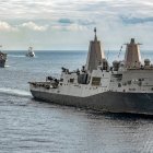 El dique de transporte anfibio clase San Antonio USS Mesa Verde (LPD 19), (I) el buque de desembarco clase Harpers Ferry USS Carter Hall (LSD 50) y el destructor de misiles en el mar Mediterráneo el 31 de diciembre de 2023.