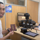 Ciudadanos realizan el trámite para obtener su pasaporte durante la jornada extraordinaria del Registro Civil en Ecuador.