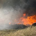 Un bombero realiza labores para aplacar el fuego en un predio en el kilómetro 14 de la vía a Daule, en el norte de Guayaquil.