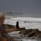 Una persona toma una fotografía al mar en Nagua (República Dominicana).