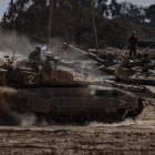 Tanques israelíes desplegados a lo largo de la frontera entre Israel y Gaza en el sur de Israel, el 19 de agosto de 2025.