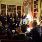 El presidente Volodymyr Zelensky (C) durante su conversación con líderes europeos, incluido la presidenta de la Comisión Europea, Ursula von der Leyen, en la biblioteca de la Casa Blanca, el 18 de agosto de 2025.