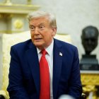 La administración Trump amplió su estrategia para enviar migrantes a terceros países, según reportes de CBS News.