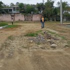 Hecho. El daño es tal en las calles que las familias de La Victoria han rellenado los huecos con piedras y palos.