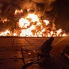 Rescatistas ucranianos trabajando en el lugar de un ataque ruso a una instalación de infraestructura cerca de Odesa, Ucrania, el 18 de agosto de 2025.