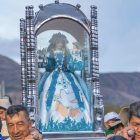 La Virgen de El Cisne avanza en su último recorrido hacia Loja, acompañada de miles de fieles y bajo un homenaje militar que la proclamará como Generalísima.