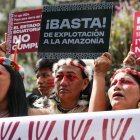 Indígenas waorani y organizaciones defensoras del medioambiente denuncian que el Gobierno ha incumplido con el cierre de los pozos petroleros en el Yasuní.