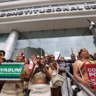 Un grupo de manifestantes acudió este 20 de agosto de 2025 a la Corte Constitucional para exigir el cierre del bloque 43-ITT.