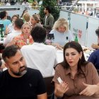 El oficial de policía Tahir Idiskut y el profesor Ilkay Idiskut asisten al evento "Austria de mesas redondas y cuadradas", frente al Ayuntamiento de Viena el 5 de agosto de 2025.