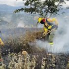 Un incendio forestal se registró en Nayón, personal del Cuerpo de Bomberos acudió al sitio.
