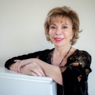 Isabel Allende es una escritora chileno- estadounidense considerada una de las mejores novelistas contemporáneas de Latinoamérica.