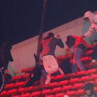 AMDEP1466. AVELLANEDA (ARGENTINA), 20/08/2025.- Hinchas se enfrentan en una tribuna este miércoles, en un partido de los octavos de final de la Copa Sudamericana entre Independiente y Universidad de Chile en el estadio Libertadores de América en Avellaneda (Argentina). EFE/ Juan Ignacio Roncoroni