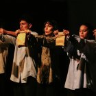 La compañía Fuera de la Caja estrena un tributo a Wilson y Glass que combina danza y teatro para reflexionar sobre la industrialización, la tecnología y el regreso a lo esencial.