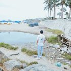 La poza de aguas servidas está en el sector de playa Chabela, justo pasando el rompeolas.
