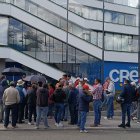 Afectados por el cierre de la Cooperativa CREA llegaron a la oficina matriz en Cuenca para solicitar información del traspaso de sus dineros a otras entidades financieras.