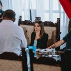 Álvarez llamó a la calma al concejal Alfredo Bautista durante la sesión del Concejo, tras su discurso contra la prefecta Marcela Aguiñaga.