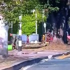 La imagen muestra a elementos de seguridad recorriendo el sitio del atentado en Cali.