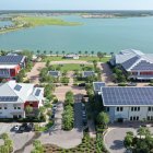 Se observan edificios en el centro de Babcock Ranch, en Florida (Estados Unidos).