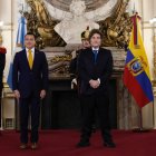 Fotografía cedida por la Presidencia de Argentina de su mandatario Javier Milei (d) junto a su homólogo de Ecuador, Daniel Noboa, posando en una reunión este jueves.