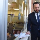Documento. Gonzalo Albán dijo que entregó el fallo del TCE, en el que le permite su habilitación.