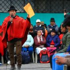 El exlíder indígena y excandidato presidencial Leonidas Iza habla en una audiencia indígena este jueves, en Tocazo (Ecuador).