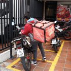 Una persona que trabaja con servicio a domicilio en la empresa Rappi.