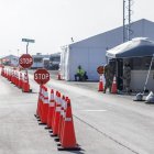 Un grupo de agentes de la Policía vigilando la entrada del centro de detención "Alligator Alcatraz" en Ochopee, Florida (EE. UU.).