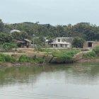 Las planchas de hormigón han cedido hacia el río