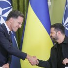 El secretario general de la OTAN, Mark Rutte (izda), durante una rueda de prensa este viernes en Kiev junto al presidente ucraniano, Volodímir Zelenski.