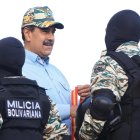 Presidente de Venezuela, Nicolás Maduro (c), saludando a miembros de la Milicia Bolivariana en Caracas (Venezuela).