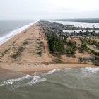 Vista. Así avanza la erosión marina en el pueblo de Lahou-Kpanda.