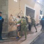 Los militares registraron a 150 personas en el Centro Histórico de Quito.
