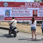 Personas observan una valla con la imagen del presidente de Venezuela, Nicolás Maduro, y su ministro de Interior, Diosdado Cabello, este sábado 23 de agosto en Villa del Rosario (Colombia).