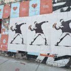 Fotografía que muestra varios carteles en rechazo a las políticas del presidente de Estados Unidos, Donald Trump, en Washington.