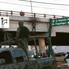 Expertos forenses recolectan información en la zona donde se presentó un enfrentamiento en el norteño estado de Nuevo León (México).