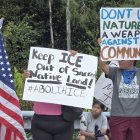 Fotografía de archivo de personas protestando contra un centro de detención para migrantes.