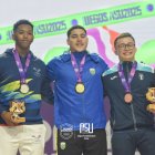 Vicente Braulio (i) se colgó una de las últimas medallas en las pesas.