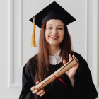 Becas para ecuatorianos en áreas de innovación y tecnología con apoyo de Women Economic Forum.