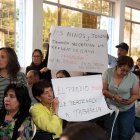 Al GAD de Tababela llegaron los vecinos con carteles. También estaban funcionarios de instituciones municipales.