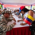 Personas participan en una jornada de alistamiento de la Milicia Bolivariana de Venezuela, este sábado 23 de agosto en Caracas.